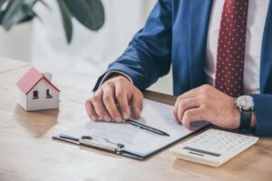 Aura Finance propose un accompagnement personnalisé pour aider les entrepreneurs à obtenir des prêts professionnels adaptés à leurs besoins